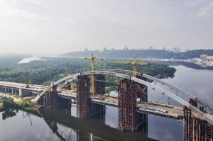 Башенный кран строительство моста